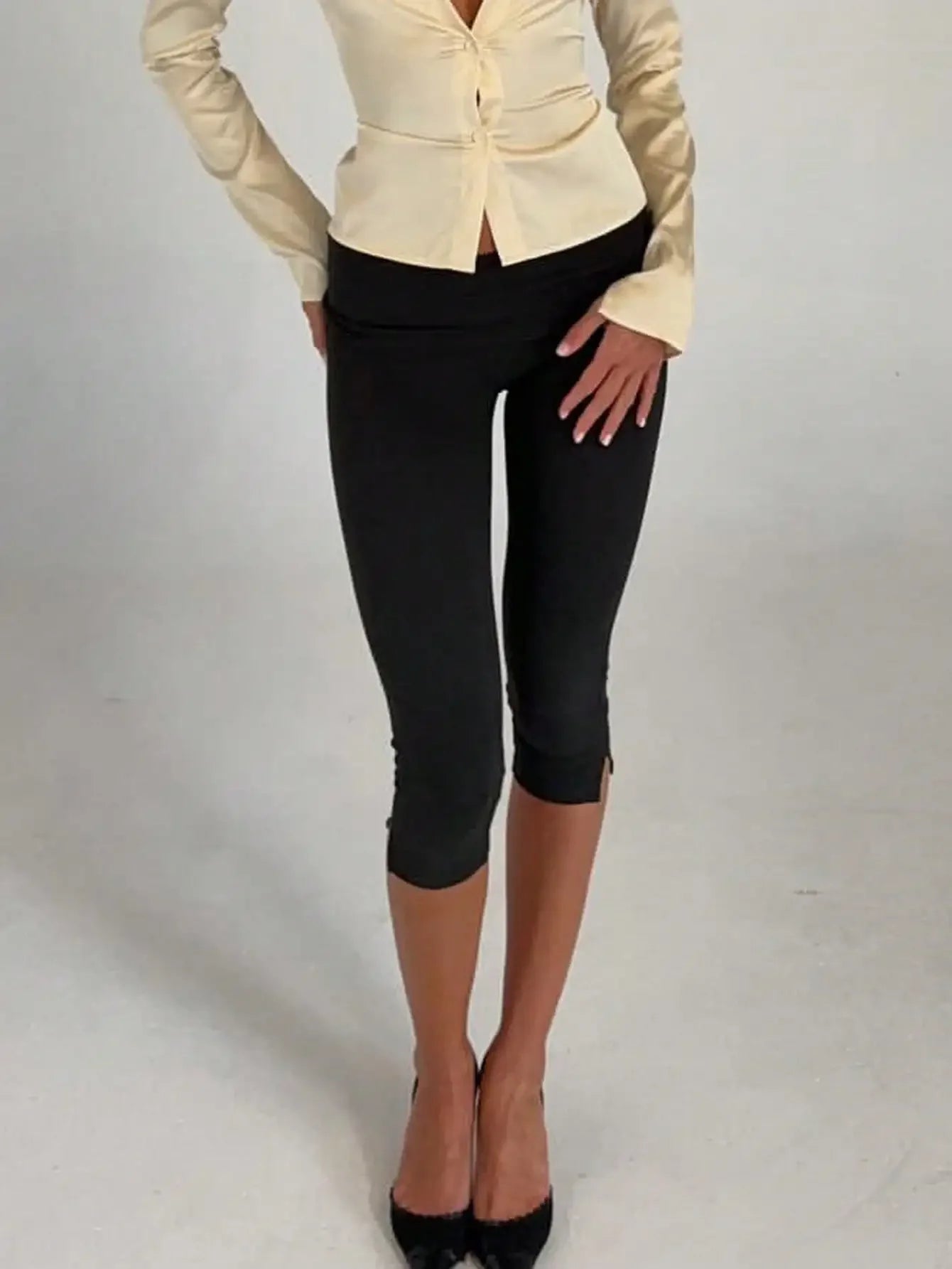 Women Y2K Low Waist White Capri Leggings With Utility Pockets