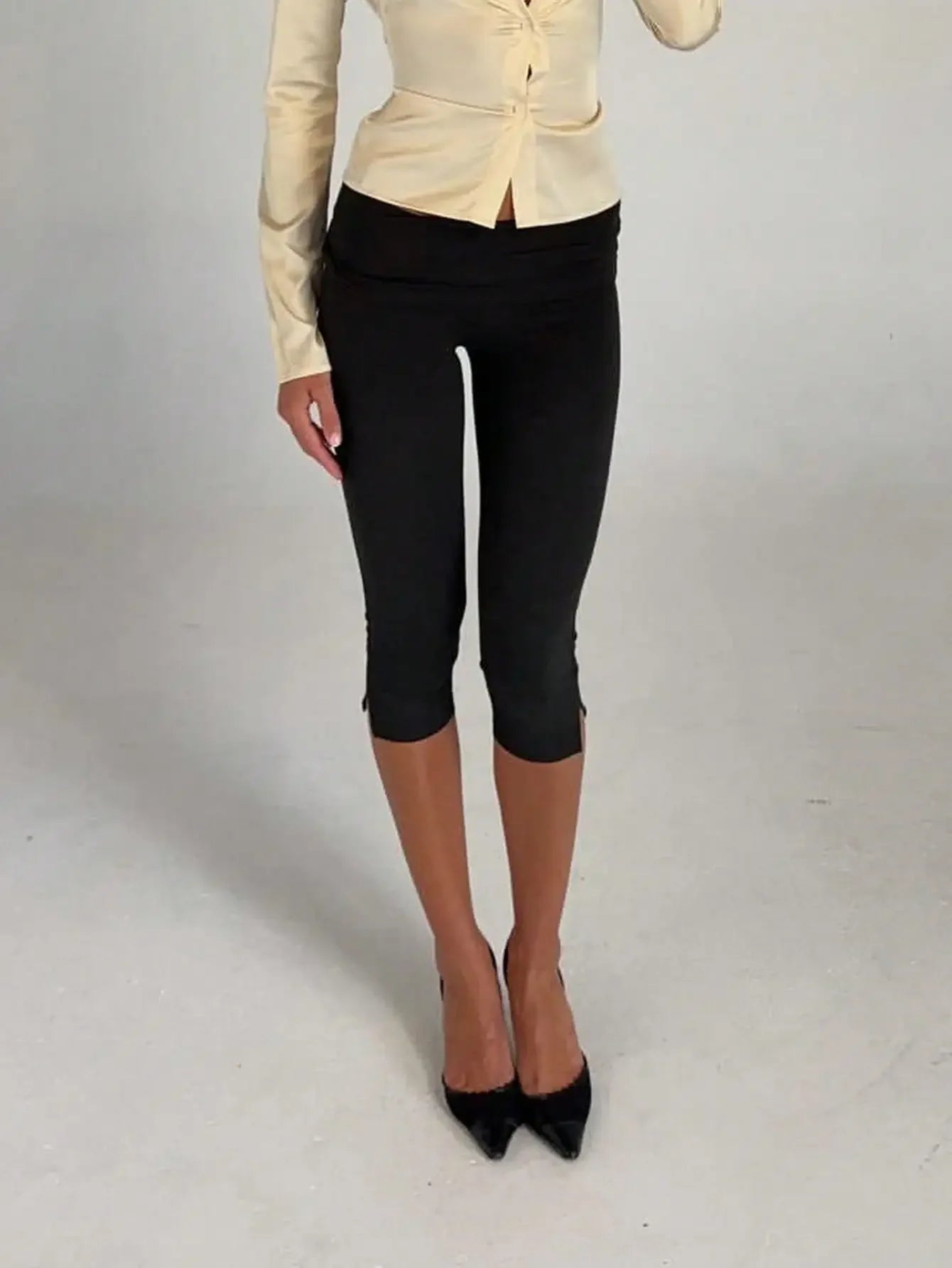 Women Y2K Low Waist White Capri Leggings With Utility Pockets