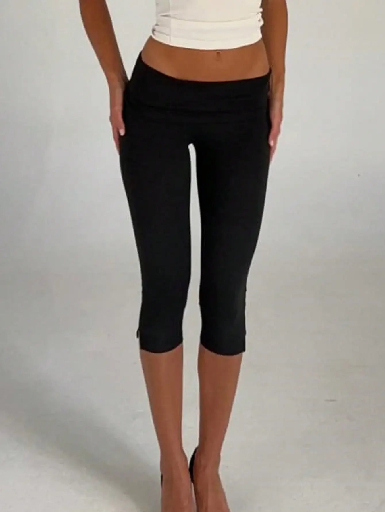 Women Y2K Low Waist White Capri Leggings With Utility Pockets