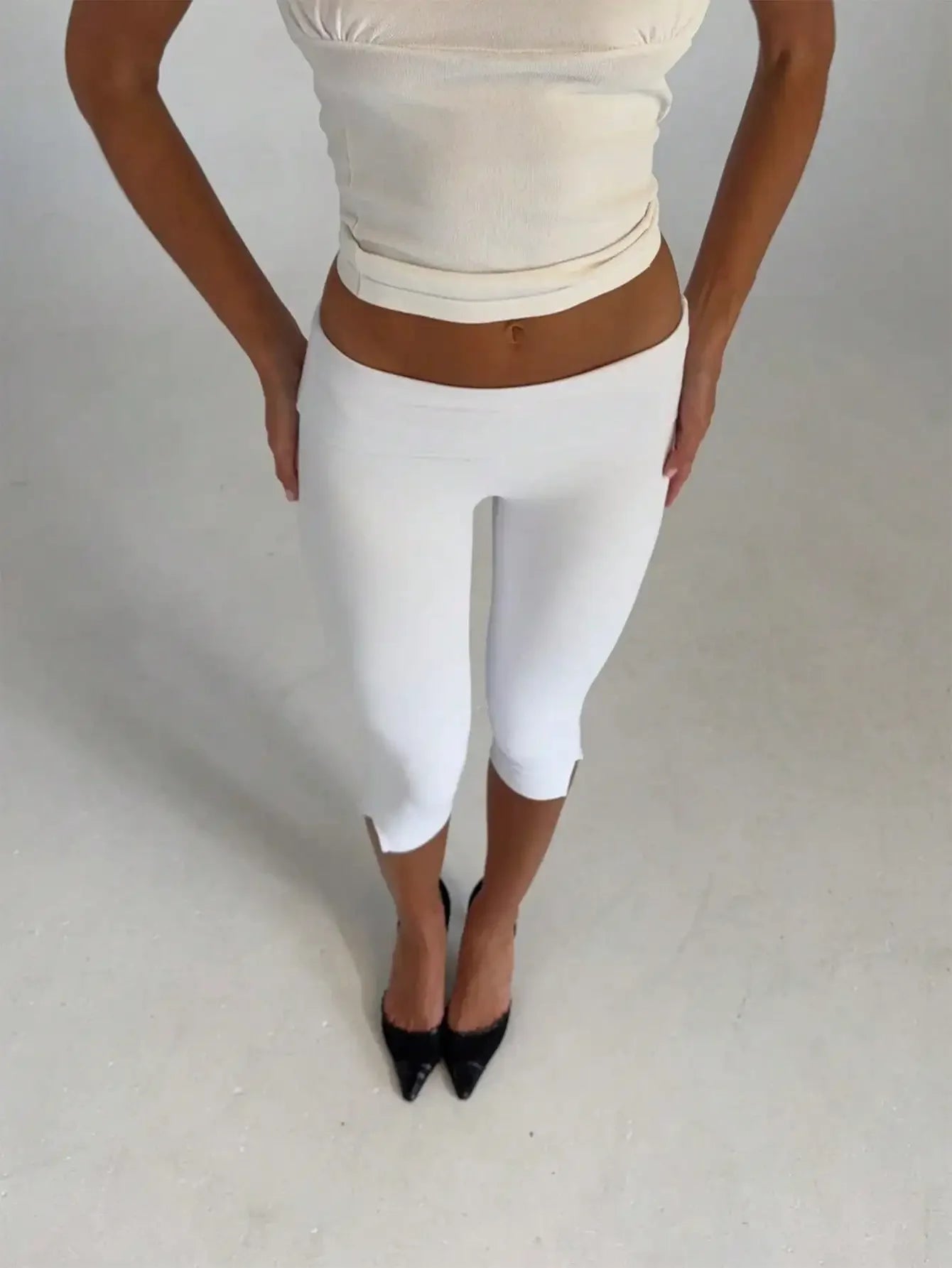 Women Y2K Low Waist White Capri Leggings With Utility Pockets