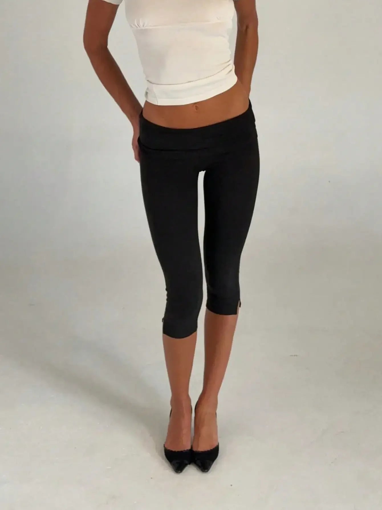 Women Y2K Low Waist White Capri Leggings With Utility Pockets